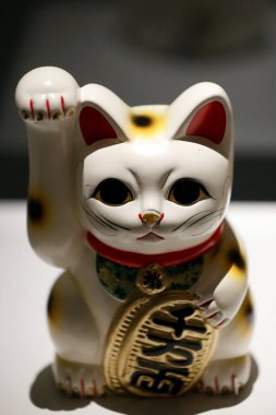 Maneki Neko (Şanslı Kedi) şans ve mutluluğun sembolüdür, koruma ve refah sunar. Cenevre. İsviçre. 