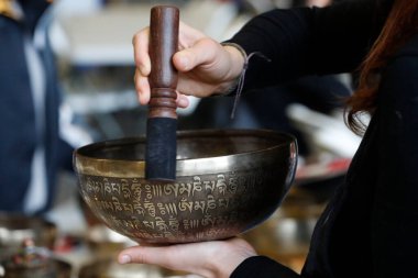 Budist şarkı kasesi kullanan bir kadın.. 