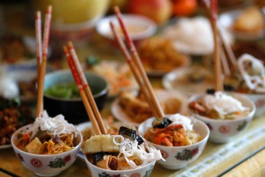 Tu An Budist tapınağı. Ata sunağı. Vejetaryen adaklar. Fransa. 