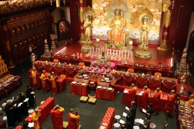 Çin Mahallesi 'ndeki Buda Dişi Kalıntısı Tapınağı. Ullambana töreni. İnsanlar ruhları ve hayaletleri karşılamak için tören düzenler..