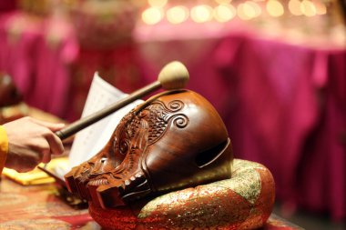 Çin Mahallesi 'ndeki Buda Dişi Kalıntısı Tapınağı. Budist töreni. Monk tahtadan bir balıkla (perküsyon aleti) oynuyor. Singapur.