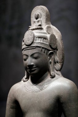 Asya Medeniyetler Müzesi. Angkor. Kamboçya 'nın kutsal şehrini keşfediyorum. Bodhisattva Avalokitehvara. Mekong Deltası. 7. yüzyılın ortalarında ya da 8. yüzyılın başlarında. Kum taşı. Singapur. 