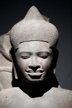 Asya Medeniyetler Müzesi. Angkor. Kamboçya 'nın kutsal şehrini keşfediyorum. Buda, Naga tarafından korunuyor. Kamboçya, 11. yüzyıl. Kum taşı. Singapur. 