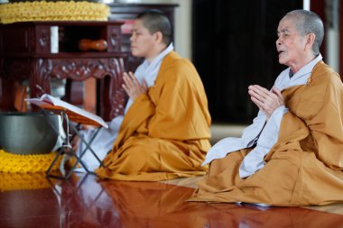  Pagoda 'daki Budist ayininde keşişler. Ho Chi Minh şehri. Vietnam. 