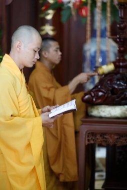  Pagoda 'daki Budist ayininde keşişler. Ho Chi Minh şehri. Vietnam. 