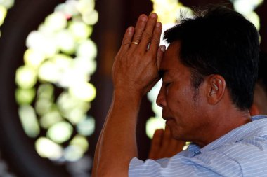 Huynh Dao Budist tapınağı. Budist töreni. Buda 'ya dua eden adam. Chau Doc. Vietnam. 