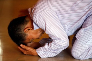 Huynh Dao Budist tapınağı. Budist töreni. Buda 'ya dua eden adam. Chau Doc. Vietnam. 