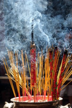 Taoist tapınağı. Phuoc An Hoi Quan Pagoda. Tütsü çubuklarındaki tütsü çubukları yanıyor ve Buda 'ya olan saygımızı göstermek için duman kullanılıyor. Ho chi Minh Şehri. Vietnam. 