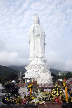 Linh Ung Budist tapınağı. Quan Am merhametin vücut bulmuş tanrıçası ya da Merhamet Tanrıçası ya da Leydi Buda. Büyük heykel 67 m Danang. Vietnam. 