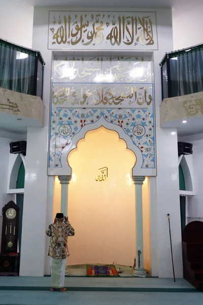 Mesquita Masjid Rahim Visão Traseira Homem Muçulmano Rezando Cidade Chi — Fotografia de Stock