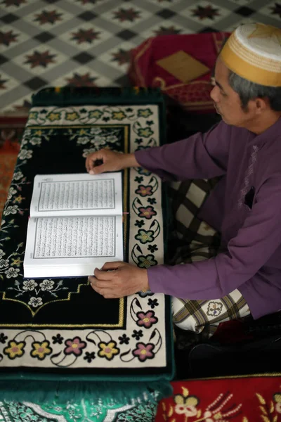 Mezquita Central Saigón Hombre Musulmán Leyendo Sagrado Corán Árabe Corán —  Fotos de Stock