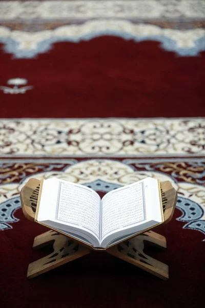 Sagrado Corán Abierto Sobre Soporte Madera —  Fotos de Stock