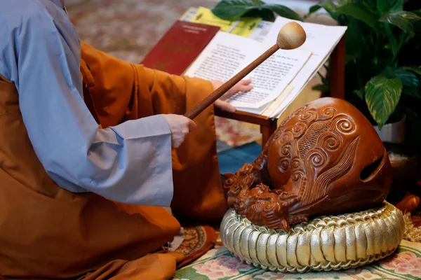 Chua Templo Budista Monge Cerimónia Budista Monge Jogando Peixe Madeira — Fotografia de Stock