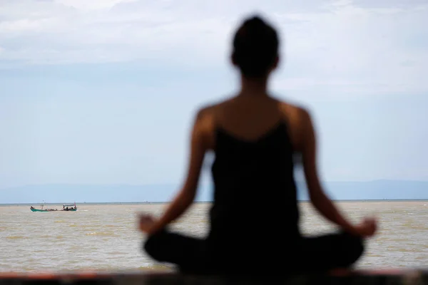 Силуэт Женщины Медитирующей Позе Йоги Лотоса Перед Морем Кеп Камбоджа — стоковое фото