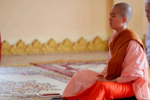 Buddyjska Zakonnica Medytująca Pagodzie Jestem Hoi Wietnam — Zdjęcie stockowe
