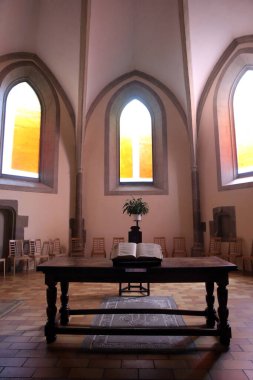 Calvin İşitme Engelli. İncil mihrapta. Cenevre. İsviçre. 