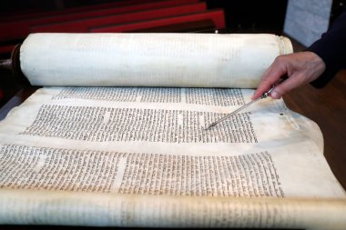 Tevrat tomarları ve yad. İsviçre.