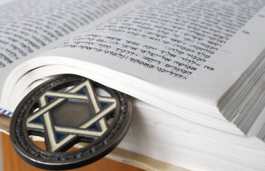 Tevrat ve Davut Yıldızı. Yahudiliğin iki sembolü. 