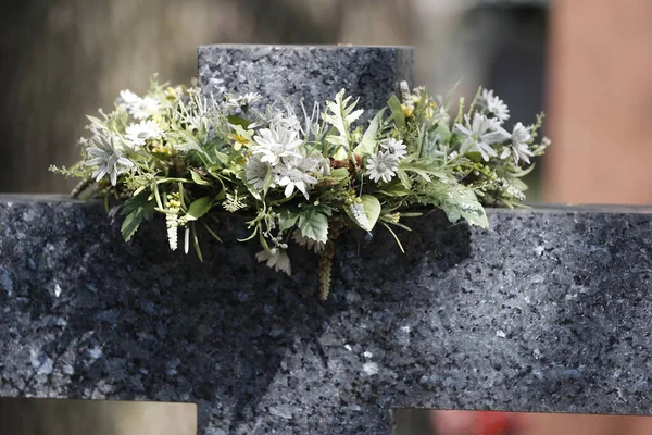 Begraafplaats Bloemen Stenen Kruis — Stockfoto