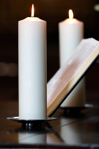 Velas Igreja Bíblia Aberta Altar Estrasburgo França — Fotografia de Stock