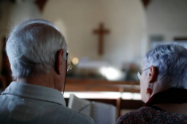 Iglesia Protestante Servicio Dominical Una Pareja Rezando Francia —  Fotos de Stock