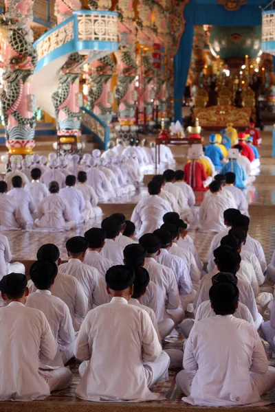 Templo Santa Sede Cao Dai Orando Hombres Mujeres Devotos Oración — Foto de Stock