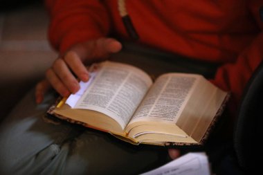 Taize 'nin Avrupa Gençlik Toplantısı Basel' de. Kadın kutsal İncil 'i hazırlıyor. Basel. İsviçre. 