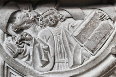  Aziz Nicholas Katedrali. Herman ve Gylian Aetterli 1498-1499 'dan vaftiz yazı tipleri. Ayrıntılar. Fribourg. İsviçre. 