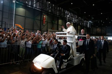 Papa Francis 21 Haziran 2018 tarihinde Cenevre 'deki Palexpo Hall' daki Dünya Kiliseler Konseyi 'nde (WCC) yapılan ekümenik bir toplantıda insanları karşılar. İsviçre. 