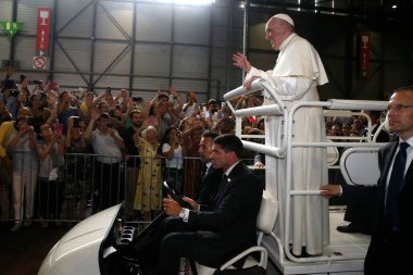 Papa Francis 21 Haziran 2018 tarihinde Cenevre 'deki Palexpo Hall' daki Dünya Kiliseler Konseyi 'nde (WCC) yapılan ekümenik bir toplantıda insanları karşılar. İsviçre. 