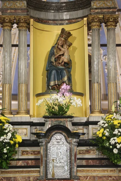 Kościół Pielgrzymkowy Madonna Del Sasso Posąg Dziewicy Dziecka — Zdjęcie stockowe