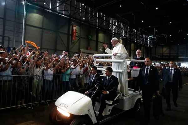 Papa Francis 21 Haziran 2018 tarihinde Cenevre 'deki Palexpo Hall' daki Dünya Kiliseler Konseyi 'nde (WCC) yapılan ekümenik bir toplantıda insanları karşılar. İsviçre. 