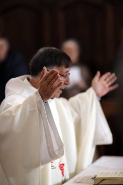  Roma Katolik ayini. Ayin kutlaması. Saint-Nicolas de Veroce kilisesi. Fransa.