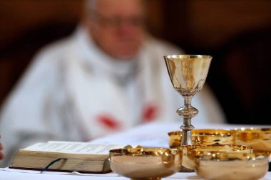  Roma Katolik ayini. Ayin kutlaması. Saint-Nicolas de Veroce kilisesi. Fransa.