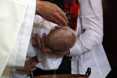 Katolik ayini. Vaftiz töreni. Saint-Nicolas de Veroce kilisesi. Fransa.