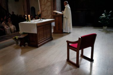 Katolik ayininde papaz. Passy. Fransa. 