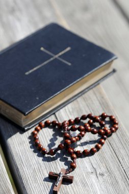 İncil ve ahşap üzerine tespih. Aziz Gervais. Fransa. 