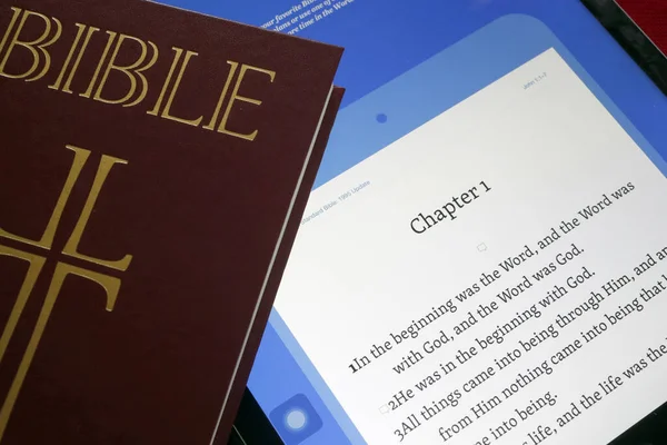Bíblia Sagrada Sobre Papel Ipad — Fotografia de Stock