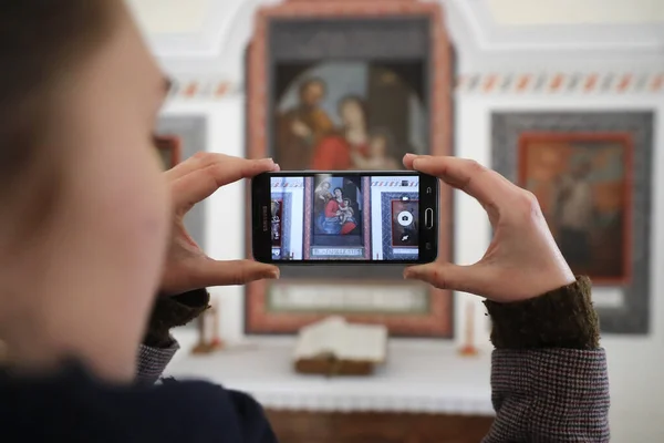 Capilla Baroq Turismo Religioso Mujer Tacking Fotos Con Teléfono Inteligente — Foto de Stock