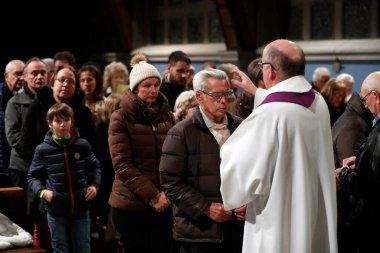 Katolik ayini. Çarşamba günü Katolik bir Roma kilisesinde kül kutlaması. Le Fayet. Fransa.