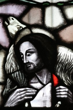 Stresa Kilisesi, Santi Ambrogio ve Theodolo. Vitrinde İsa 'nın bir kuzuyu tuttuğunu ve çoban olarak tasvir edildiğini gördüm.. 