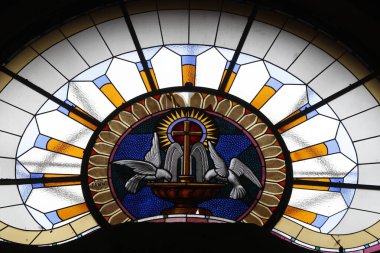 Saint-Grat Kilisesi. Lekeli cam pencere. Güvercinler. Valgrisenche. İtalya.