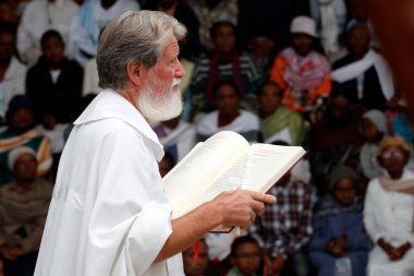 Peder Pedro Opeka ile pazar ayini Akamasoa İyi Dostlar Topluluğu 'nun kurucusu. Kelimenin tam anlamıyla. Antananarivo. Madagaskar.