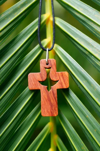 Yeşil Bir Palmiye Iznine Çıkmış Bir Hıristiyan Haçının Yakın Çekimi — Stok fotoğraf