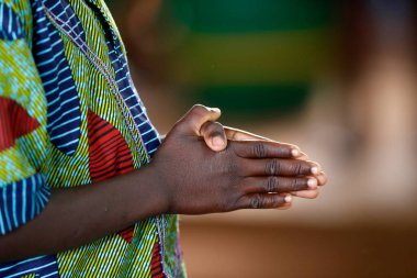 Afrika kilisesi. Pazar katolik ayini. Dua eden adam. Elleri yakın çekim. Agbonou Koeroma. Togo. 