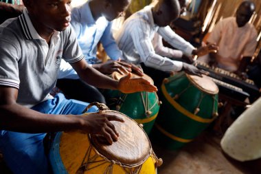 Katolik ayininde Djembe oyuncusu. Müziği. Agbonou Koeroma. Togo. 