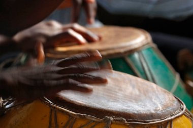 Katolik ayininde Djembe oyuncusu. Müziği. Agbonou Koeroma. Togo. 