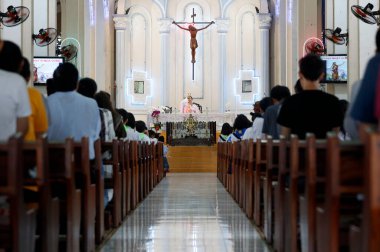 Pazar sabahı bir Katolik kilisesinde ayin. Ayin var. Ho Chi Minh şehri. Vietnam. 