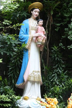 Vietnam Bakire ve Çocuk Heykeli. 