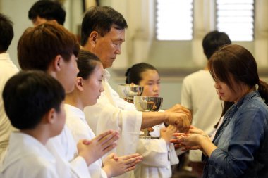 Ho Chi Minh şehri. Aziz Philip Kilisesi (Huyen Sy Kilisesi). Pazar ayini. Kutsal komünyon. Ho chi Minh Şehri. Vietnam. 